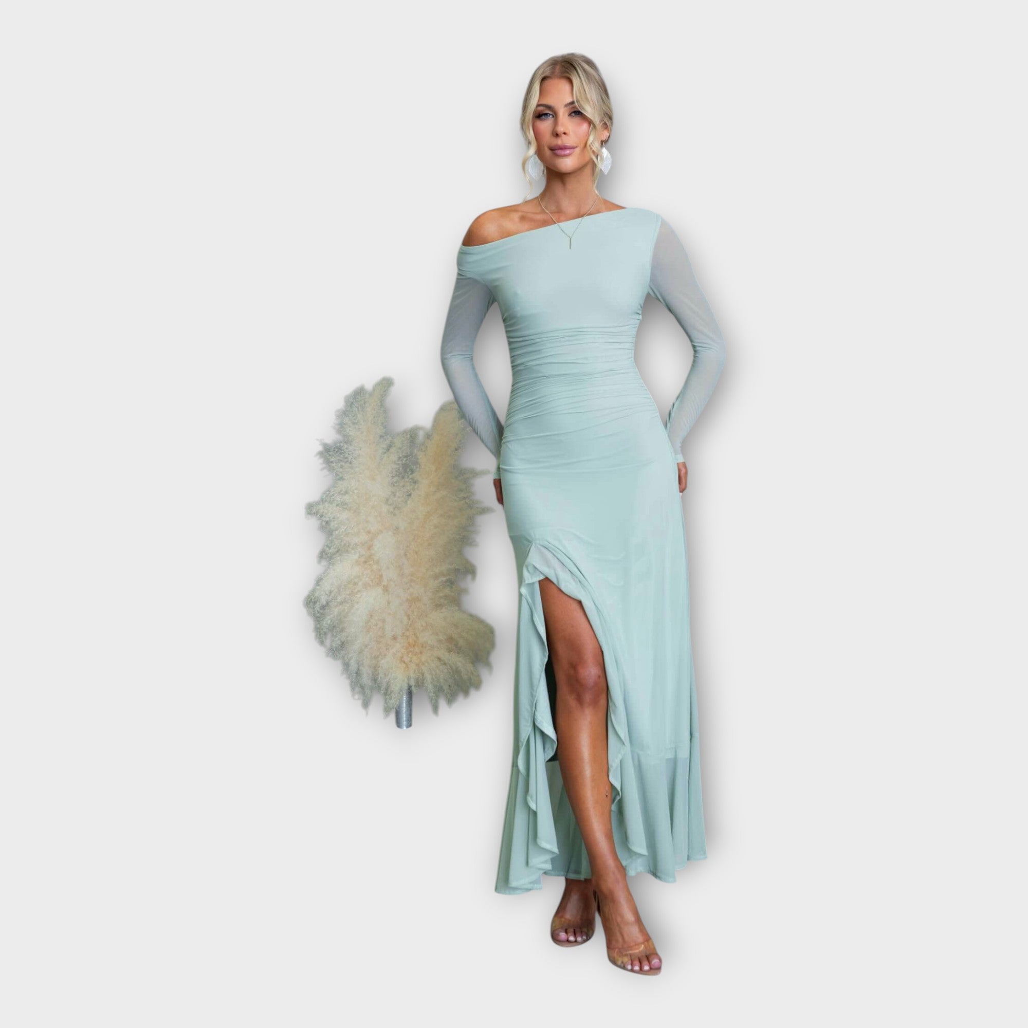 Įspūdinga suknelė su elegantiškomis linijomis