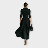 Ilga suknelė, pasižyminti rafinuota elegancija