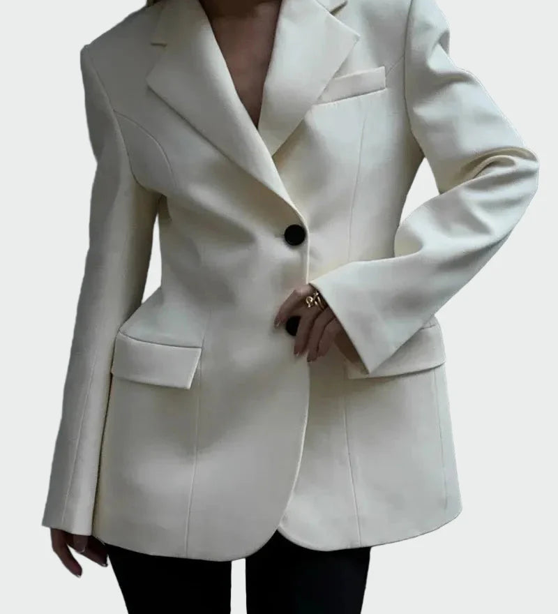 Švarkas su įspūdinga linija ir sagomis