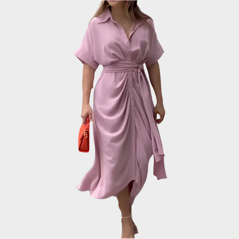 Suknelė pūsta apykakle ir elegantiška linija